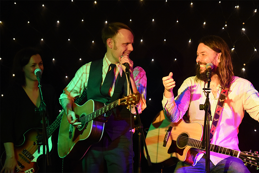 Erik Lautenschläger (Mitte) und Christian Arbeit beim gemeinsamen Konzert am 23.12.2018 in Neukölln. Links im Bild Ute Arbeit von The Breakers. Foto: Stefanie Fiebrig