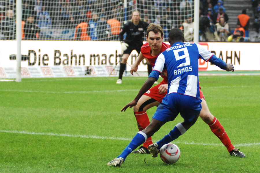 Beim 2:1-Derbysieg im Olympiastadion gegen Hertha verteidigte Christian Stuff gegen Adrian Ramos, Foto: Stefanie Fiebrig